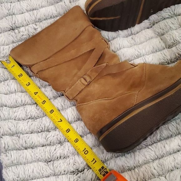 Camel colored suede Arezzo wedge boots - Picture 7 of 8